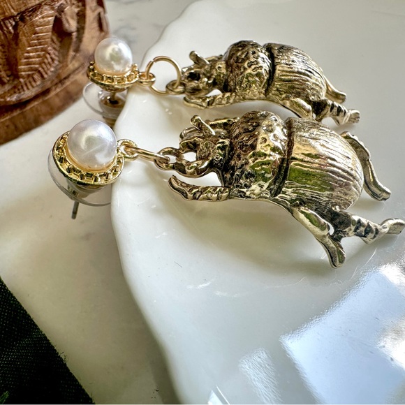 2/$30🌵 Gold Baroque Scarab Beetle Cicada Earrings Faux Pearl Jewelry Gift NEW - Picture 4 of 7